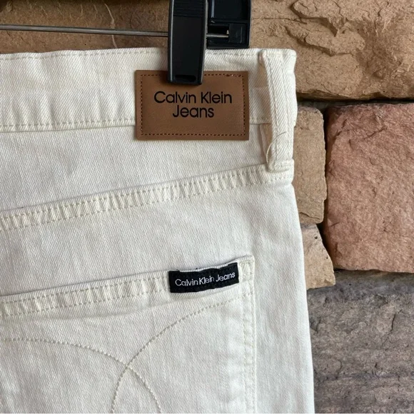 Calvin Klein Jeans High Rise 90’s Fit Ivory Denim Jeans NWT Women 29, 30 - Picture 6 of 16